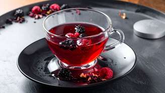 Descubra como o chá de amora fortalece os ossos, protege o coração e controla a glicemia