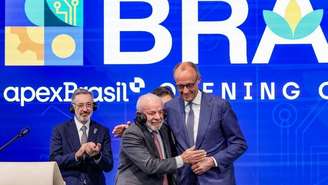 O chanceler alemão, Friedrich Merz (à dir.), abraça o presidente Lula durante visita à feira industrial de Hanôver, dedicada à engenharia mecânica e elétrica e às indústrias digitais. 20 de abril de 2026