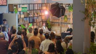 Segundo o escritor, muitas pessoas desejam viver algo novo, mas permanecem presas a ciclos viciosos que nunca foram tratados de forma profunda ou profissional