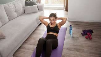 Esqueça o abdominal tradicional e conheça o método em pé que fortalece o abdome