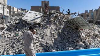 Escombros de uma delegacia de polícia, danificada em ataques aéreos em 3 de março de 2026, em Teerã, Irã