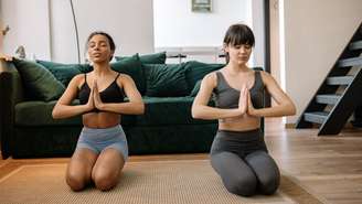 Entenda o que é ThetaHealing, como funciona a técnica e por que ela é buscada para trabalhar crenças limitantes e autoestima