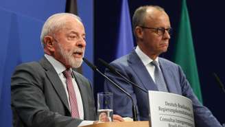 O presidente Lula ao lado do chanceler alemão, Friedrich Merz, durante coletiva de imprensa nesta segunda-feira (20) em Hanôver, no norte da Alemanha.