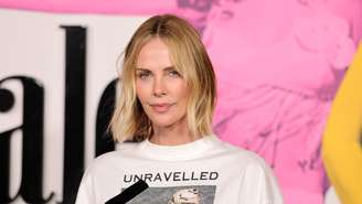 Charlize Theron revela que não se sente assombrada por tragédia que resultou na morte do pai (Brianna Bryson WireImage)