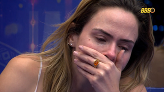 Ana Paula Renault chora ao saber da morte do pai