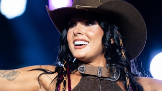 Ana Castela leva tombo em show