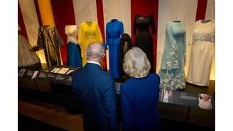 O rei Charles e a rainha Camilla do Reino Unido durante visita à exposição Queen Elizabeth 2: Her Life in Style na The King's Gallery, Palácio de Buckingham, Londres 20 de abril de 2026