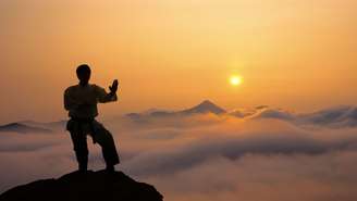 Descubra o que é 'Chinamaxxing', a tendência viral de beber água quente de manhã que promete melhorar a digestão e aumentar a longevidade