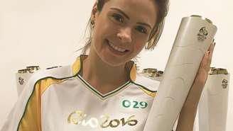 Ana Paula Renault com a tocha olímpica 