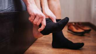 Chulé incomoda, mas tem solução: veja o que causa o mau cheiro nos pés, hábitos que pioram o problema e dicas eficazes para prevenir e tratar