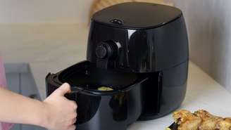 Air Fryer é saudável? Especialistas revelam como o aparelho afeta calorias, o risco da acrilamida e os cuidados com revestimentos antiaderentes