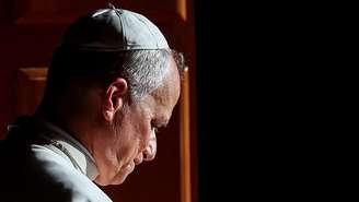 O papa Leão 14 é fotografado no interior da Igreja de Nossa Senhora de Muxima, durante sua viagem apostólica à África, em Muxima, Angola, em 19 de abril de 2026