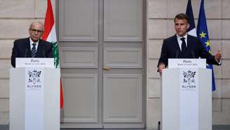 O presidente francês, Emmanuel Macron (à direita) ao lado do primeiro-ministro libanês, Nawaf Salam, em coletiva de imprensa em Paris, em 21 de abril de 2026.