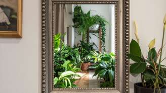 O uso estratégico de um espelho em ambientes reduzidos é uma solução clássica da arquitetura de interiores para otimizar a percepção visual