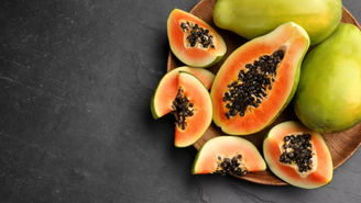 Mamão é rico em fibras e nutrientes que ajudam o organismo em diversas funções