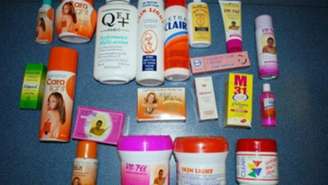 Estoque de cremes clareadores proibidos na França é apreendido pela polícia em Ivry‑sur‑Seine, subúrbio de Paris, em julho de 2009.