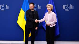 A presidente da Comissão Europeia, Ursula von der Leyen, cumprimenta o presidente ucraniano, Volodymyr Zelensky, antes de uma reunião na Comissão Europeia em Bruxelas, em 17 de agosto de 2025.