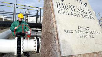 Placa indicativa do terminal do oleoduto Druzhba, na Hungria; com vários milhares de quilômetros de extensão, ele atravessa a Ucrânia e transporta petróleo russo para o oeste da Europa.