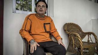 Hugo Palencia Ropero, 25 anos, cidadão colombiano expulso dos Estados Unidos, sentado do lado de fora de seu quarto em um hotel em Kinshasa em 22 de abril de 2026.