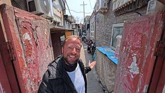 Maurício no pátio onde mora em Pequim