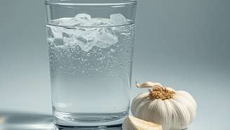 Água com alho funciona? Descubra como o preparo correto ajuda na imunidade e pressão arterial