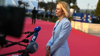 A chefe da diplomacia da União Europeia, Kaja Kallas, fala com jornalistas na chegada para uma reunião informal do Conselho Europeu, em Ayia Napa, a 23 de abril de 2026.