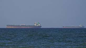 Embarcações próximas ao estreito de Ormuz