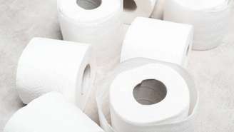 a substituição ou redução do papel não é apenas uma questão ambiental. Também entra em jogo a higiene, o conforto, a infraestrutura disponível em cada país e fatores culturais – depositphotos.com / HayDmitriy