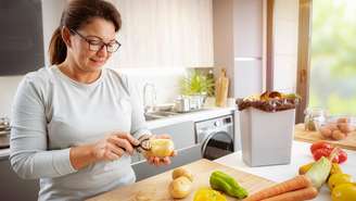 Estudo aponta que cozinhar regularmente pode reduzir o risco de demência; entenda a relação entre o hábito e a saúde do cérebro