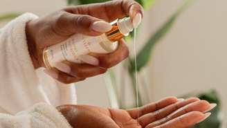 Veja como usar óleo capilar da forma correta