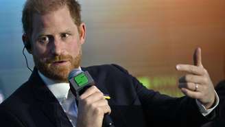 O príncipe Harry, duque de Sussex, responde a perguntas durante o Fórum de Segurança de Kiev, em 23 de abril de 2026.