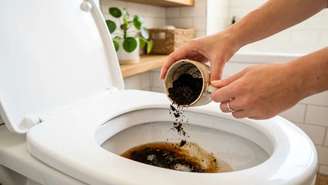 Truque sustentável com café usado no vaso sanitário