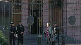 Uma mulher entra no palácio do governo Casa Rosada após o governo do presidente da Argentina, Javier Milei, ter proibido o acesso de jornalistas credenciados em Buenos Aires em 23 de abril de 2026.