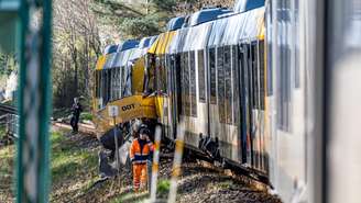 Um trem danificado após a colisão entre dois trens entre as cidades de Hillerød e Kägerup, ao norte de Copenhague, em 23 de abril de 2026, que deixou muitos feridos.