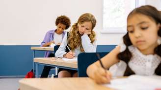 A Suécia está voltando aos livros físicos nas escolas; entenda por que o país quer reduzir o uso de telas e o impacto no aprendizado