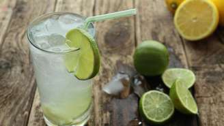 Profissionais de nutrição e gastroenterologia costumam destacar que o limão é um alimento rico em compostos interessantes para o organismo – depositphotos.com / bogdanwankowicz