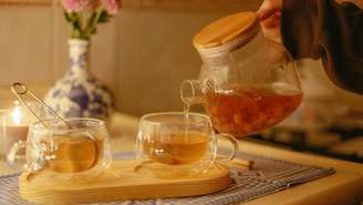 Veja quais chás podem ajudar a aliviar azia e dor de estômago, incluindo camomila, e quais hábitos ajudam a evitar o desconforto digestivo