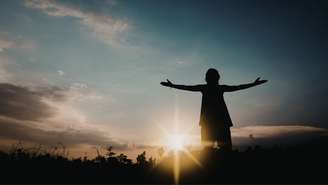 Saiba o que são crenças limitantes, como se formam e veja estratégias práticas para se libertar desses padrões que podem estar te travando