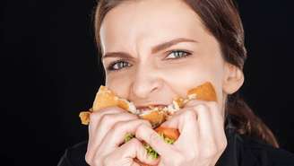 A fome emocional costuma aparecer de forma repentina, muitas vezes logo após um evento estressante ou um gatilho emocional, como uma discussão, um dia de trabalho intenso ou uma sensação de solidão – depositphotos.com / VadimVasenin