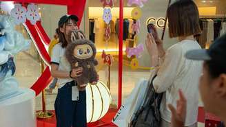 Os bonecos Labubu, da Pop Mart, viraram um fenômeno global com investimento mínimo em publicidade