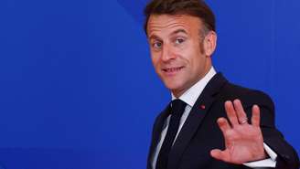 O presidente da França, Emmanuel Macron, gesticula ao participar de uma cúpula da União Europeia e de líderes de parceiros regionais em Nicósia (Lefkosia), Chipre, em 24 de abril de 2026.