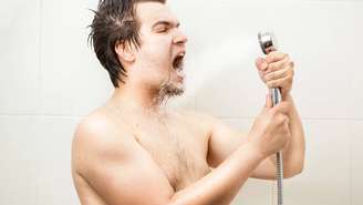 Há uma combinação de fatores físicos e biológicos que transformam o chuveiro em um ambiente privilegiado para cantar – depositphotos.com / Kryzhov