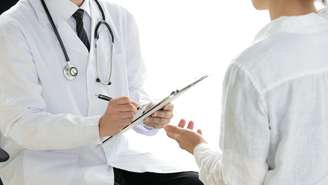 Omitir hábitos e sintomas durante a consulta pode comprometer diagnósticos, atrasar tratamentos e aumentar o risco de complicações