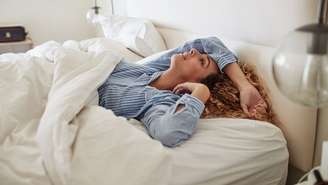 Descubra por que o corpo adoece logo após períodos de muito trabalho e estresse; aprenda como proteger sua imunidade e aproveitar o descanso