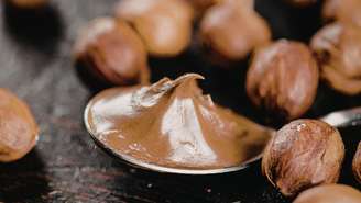 Surto raro de Salmonella em creme de avelã na Alemanha causa morte e alerta para o perigo de bactérias em alimentos gordurosos. Entenda os riscos