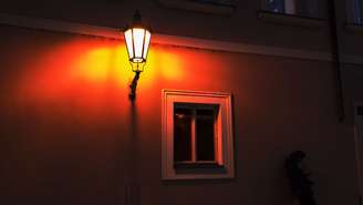 Entenda por que cidades europeias estão adotando iluminação vermelha nas ruas e como essa mudança ajuda a proteger morcegos