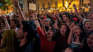 Pessoas cantam "Grandola, Vila Morena", de José Afonso, hino da revolução, durante as comemorações do 52º aniversário da Revolução dos Cravos em Portugal, que resultou na queda da ditadura e na transição para a democracia. Em Lisboa, em 25 de abril de 2026.