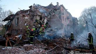 Equipes de resgate trabalham no local de um prédio de apartamentos atingido por um ataque de drone russo, em Dnipro, Ucrânia. Em 25 de abril de 2026.