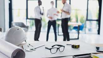 Peito aberto, pés firmes: pequenos ajustes que influenciam a presença em momentos de pressão – depositphotos.com / TarasMalyarevich