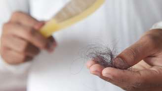 Quando a queda de cabelo se torna mais acentuada, pode ser um sinal de que algo na sua rotina — ou na saúde do seu couro cabeludo — precisa de atenção